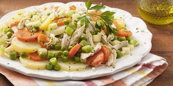 Receita de salada de frango com legumes