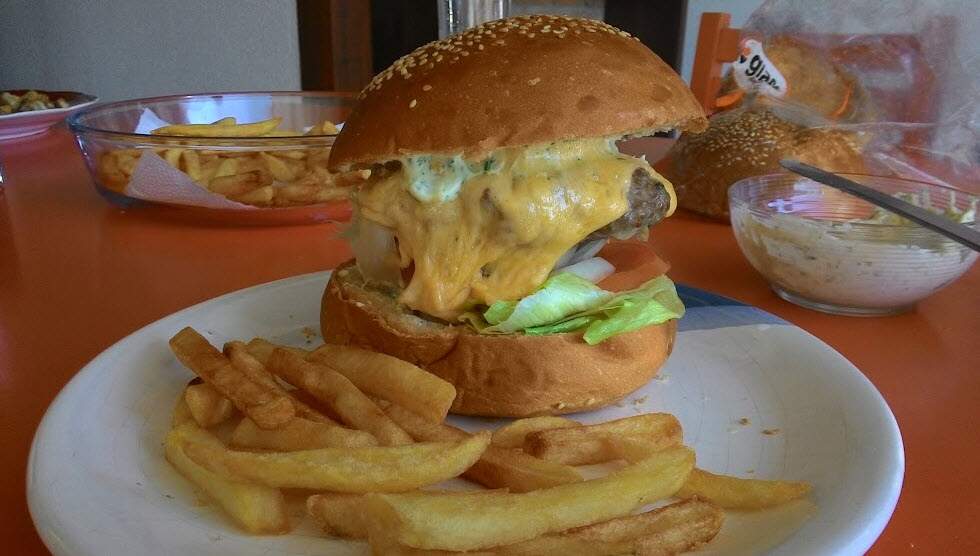hamburger caseiro com maionese verde