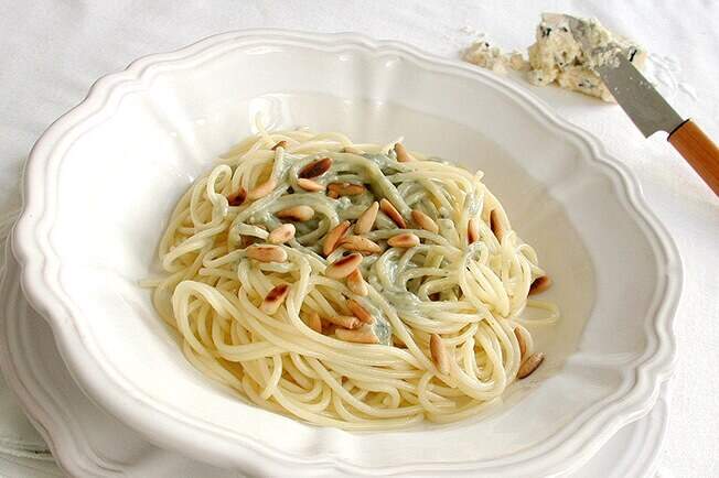 Receita de espaguete ao molho gorgonzola, manteiga e pinoli