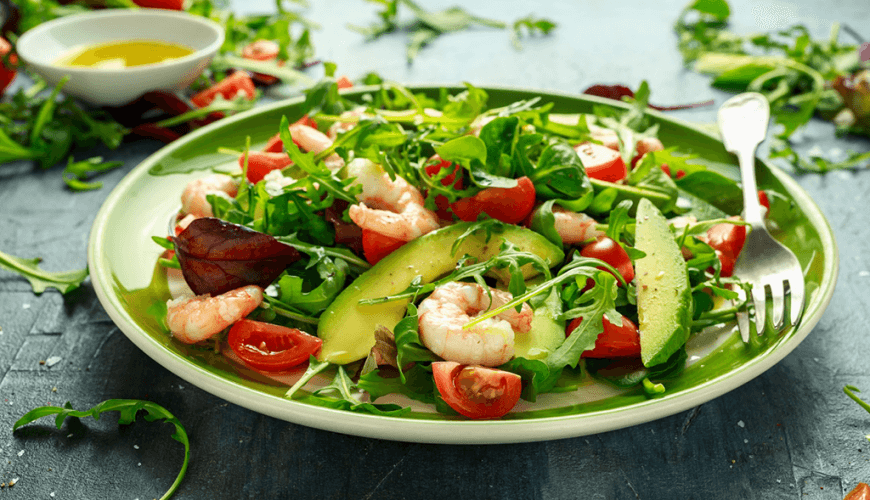 Receita de salada com avocado e camarão