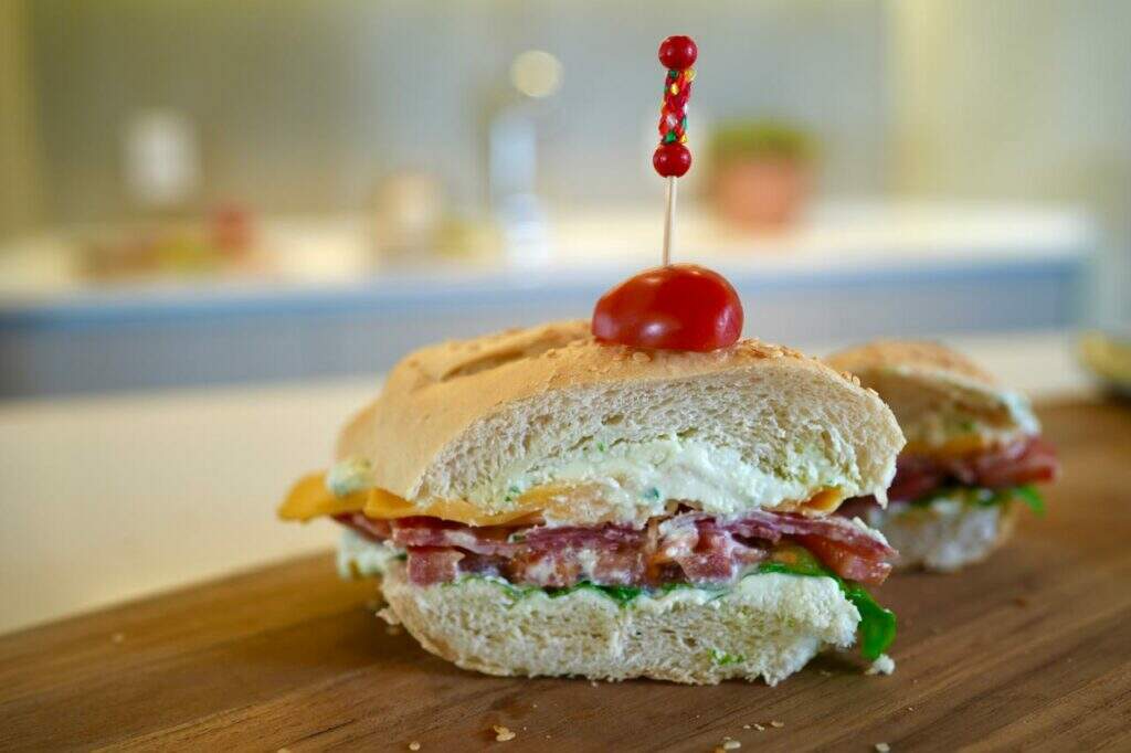 sanduiche-de-salame-italiano-cortado