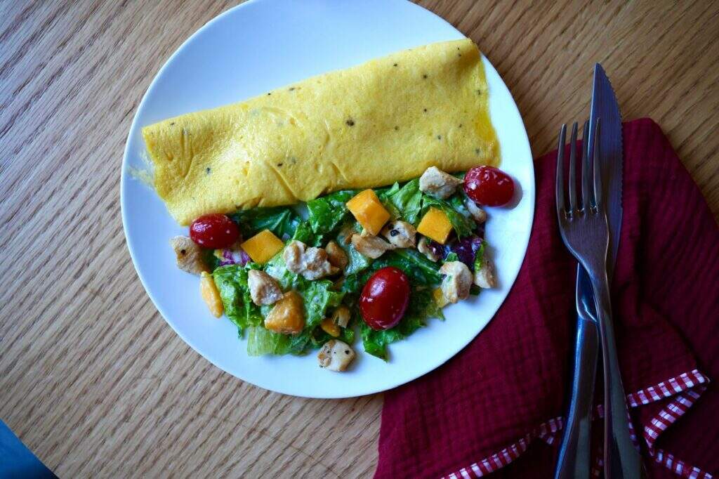 omelete-francesa-com-salada