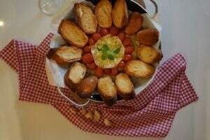 aperitivo-de-queijo-com-tomate-04