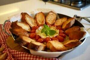 aperitivo-de-queijo-com-tomate