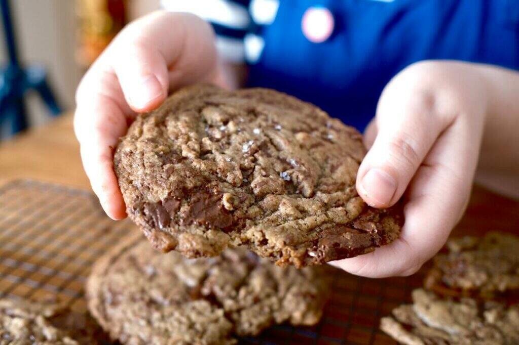 cookies-recheado-com-chocolate-e-flor-de-sal