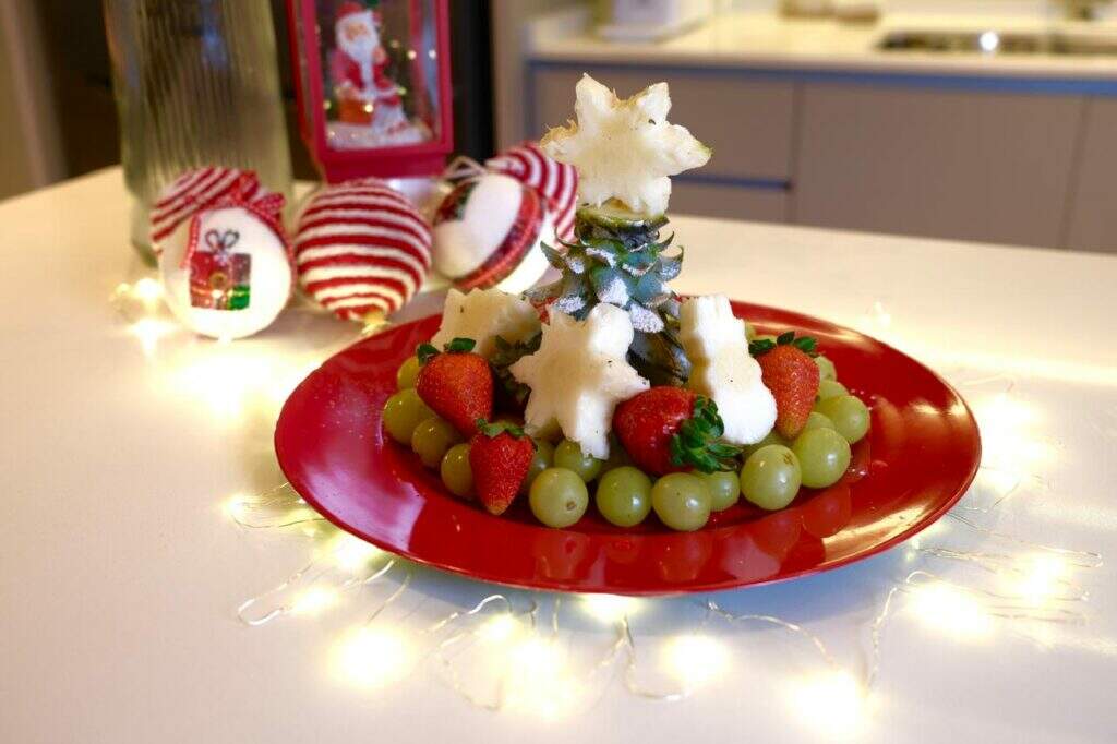 Árvore de Natal de abacaxi com frutas