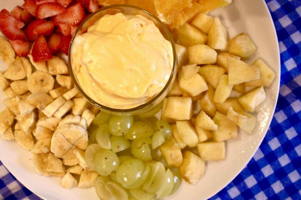 Salada de frutas com mousse de maracujá FIT