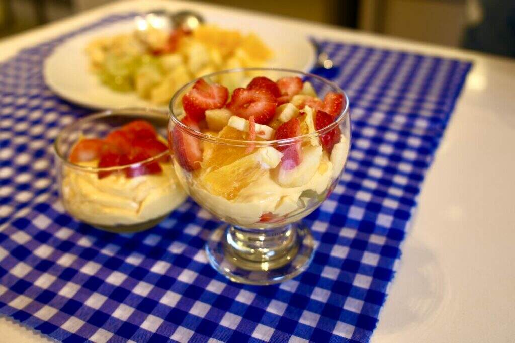 salada-de-fruta-com-mousse-de-maracuja-na-taca